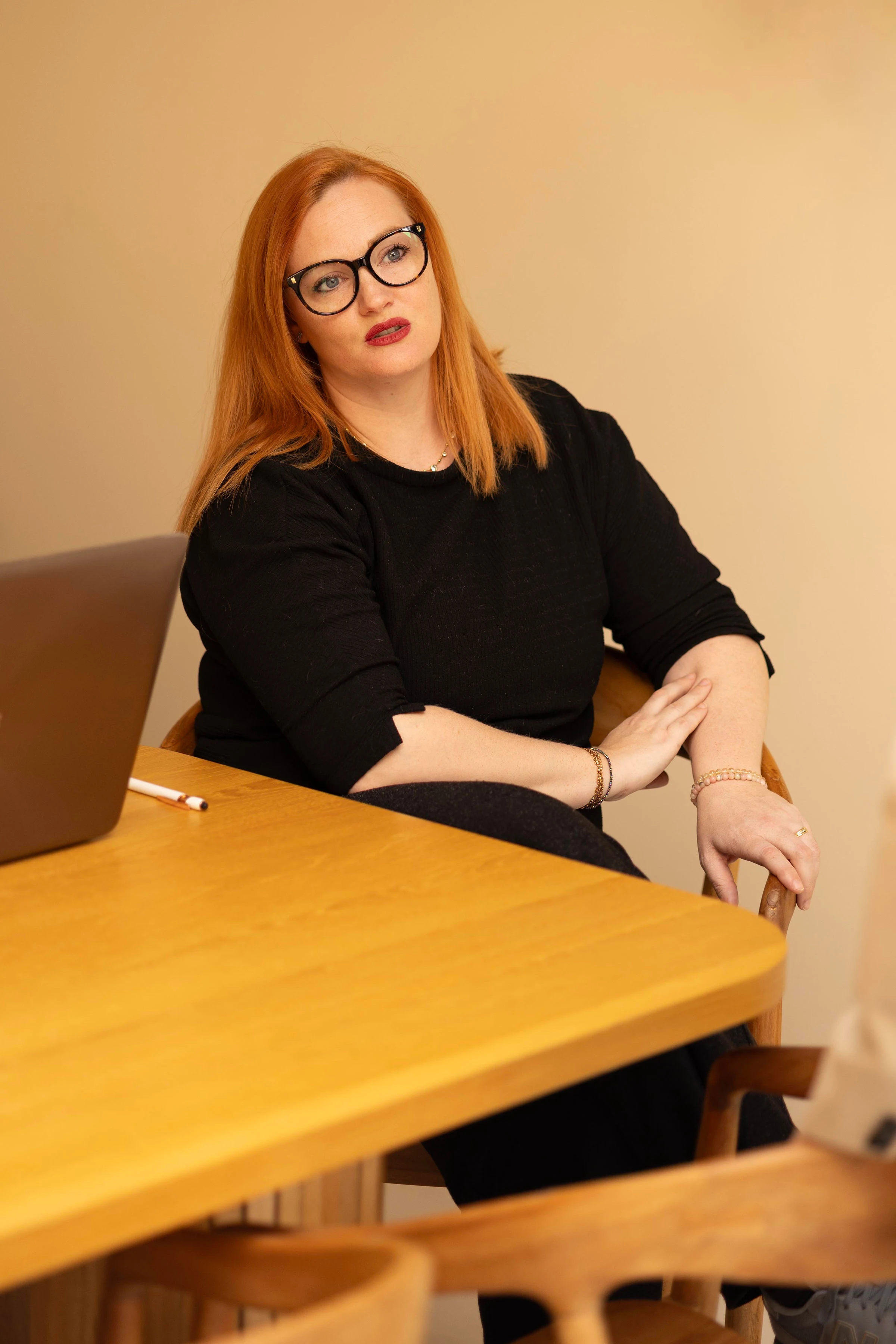 Laura Ainseur, assise, à l’écoute
